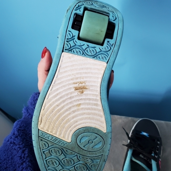 Heelys black and blue with graphic design girls 4 - Picture 7 of 13